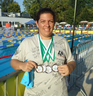 Atleta de Divinópolis ganha cinco medalhas de natação na Áustria – FIEMG homenageia nadadora cristina medalhista sesi